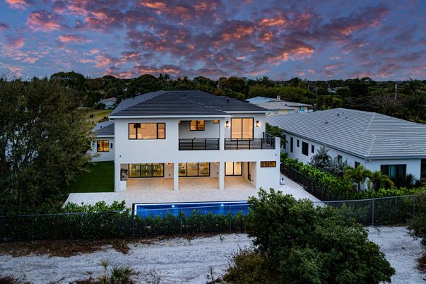 Exterior, Facade, Pool, Modern