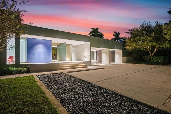Exterior, Facade, Modern