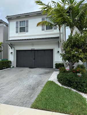 Attached, Exterior, Facade, Mediterranean