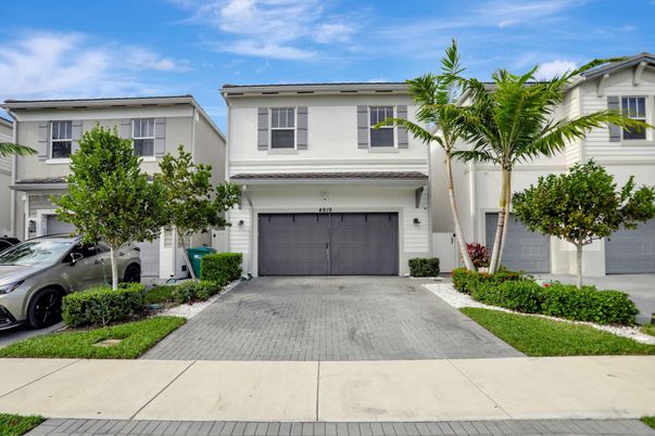 Attached, Exterior, Facade, Mediterranean