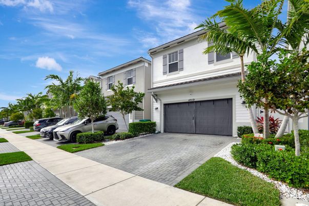 Attached, Exterior, Facade, Mediterranean