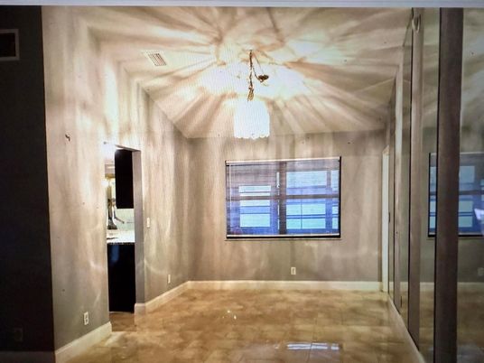 Empty room, Interior