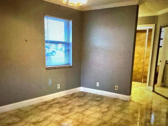 Empty room, Interior