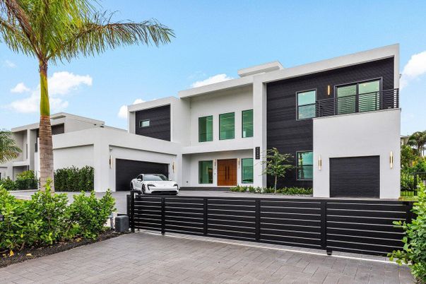 Attached, Exterior, Facade, Modern