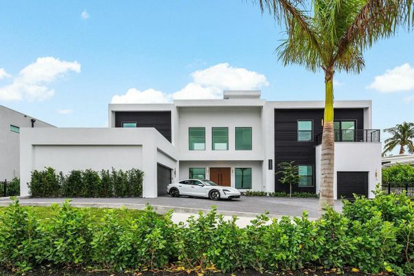 Attached, Exterior, Facade, Modern