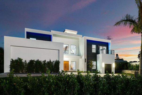 Exterior, Facade, Modern
