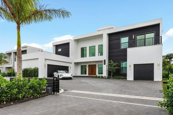 Attached, Exterior, Facade, Modern