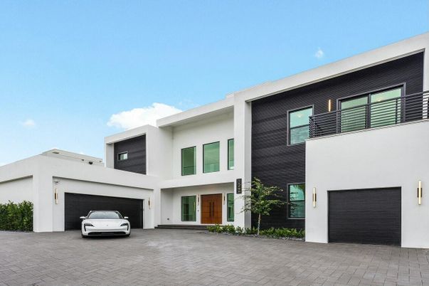 Attached, Exterior, Facade, Modern