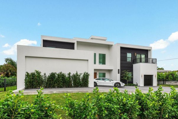 Attached, Backyard, Exterior, Facade, Modern