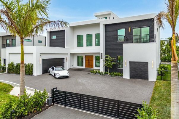 Attached, Exterior, Facade, Modern