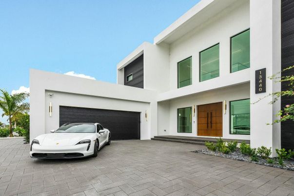 Attached, Exterior, Facade, Modern