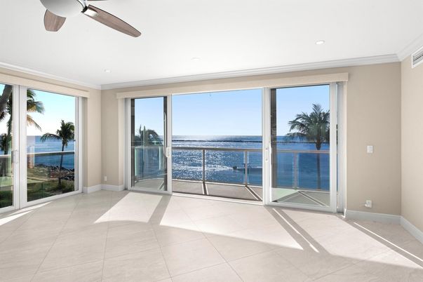 Empty room, Interior, Recessed Lighting, Water