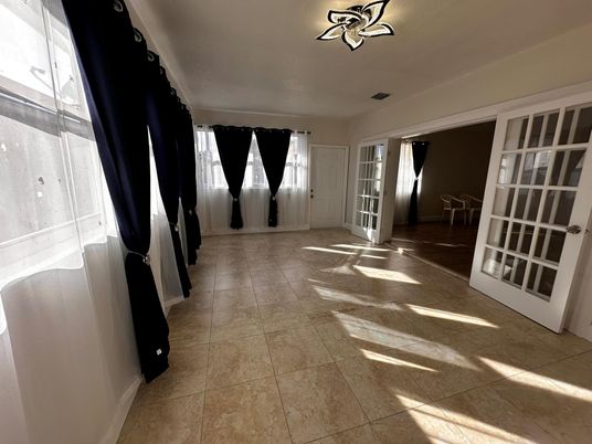 Empty room, Interior