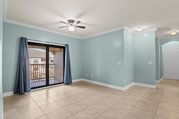 Empty room, Interior