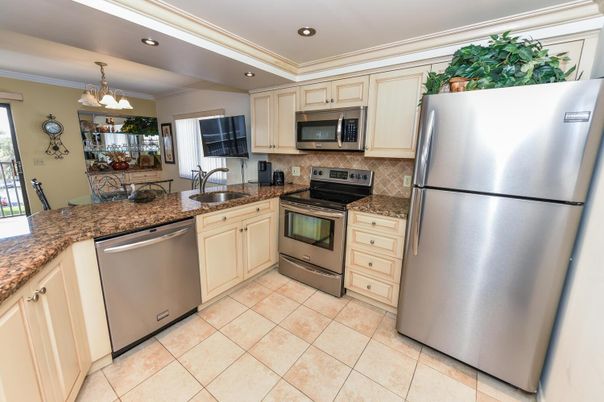 Dining room, Interior, Kitchen, Pendant Lights, Recessed Lighting, Stainless Steel Appliances