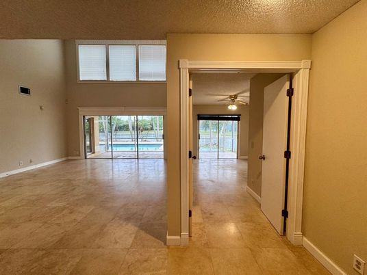 Empty room, Interior