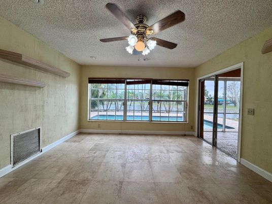 Empty room, Interior