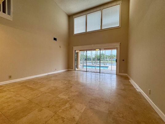 Empty room, Interior