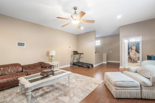 Fitness Equipment, Interior, Living room, Recessed Lighting, Wood Texture Flooring
