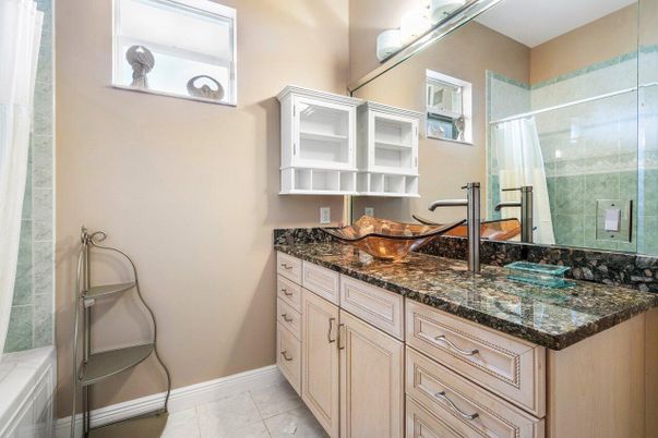 Bathroom, Dual Sink Vanities, Interior
