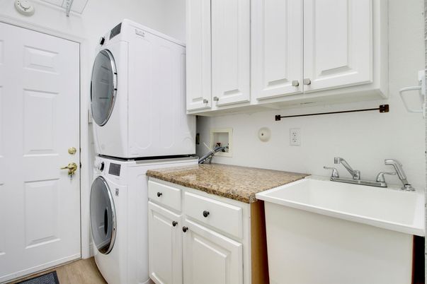 Interior, Washer, Wood Texture Flooring