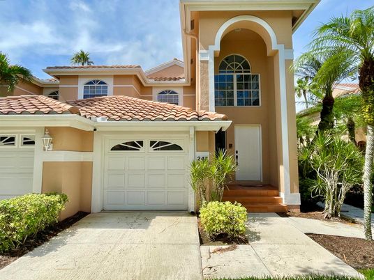 Attached, Exterior, Facade, Mediterranean