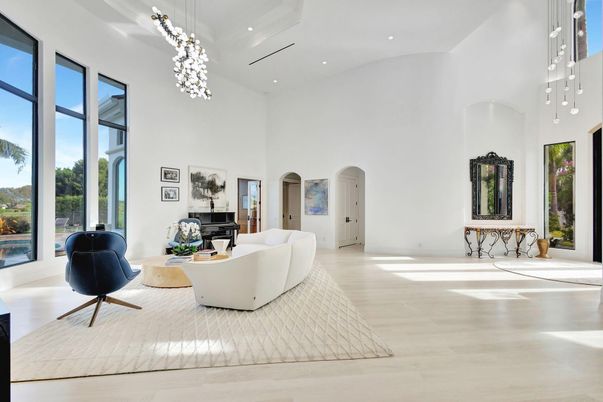 Interior, Living room, Pendant Lights, Piano, Recessed Lighting, Wood Texture Flooring