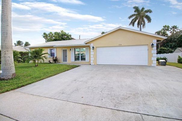 Attached, Exterior, Facade, Ranch