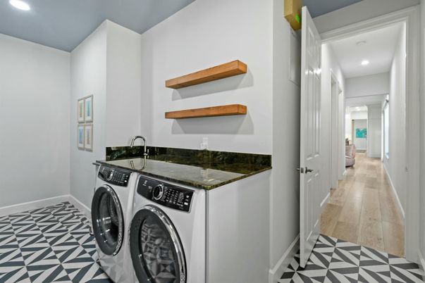 Interior, Recessed Lighting, Washer, Wood Texture Flooring