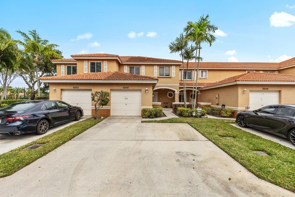 Attached, Exterior, Facade, Mediterranean