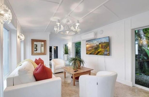Chandelier, Interior, Living room