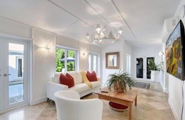 Chandelier, Interior, Living room