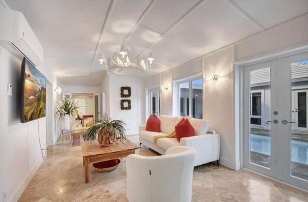 Chandelier, Interior, Living room