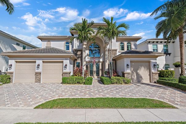 Attached, Exterior, Facade, Mediterranean