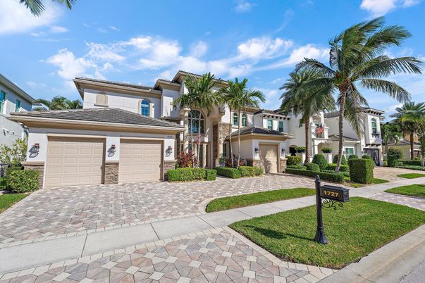 Attached, Exterior, Facade, Mediterranean