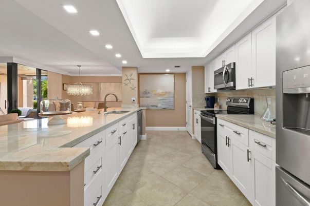 Chandelier, Dining room, Interior, Kitchen, Recessed Lighting, Stainless Steel Appliances