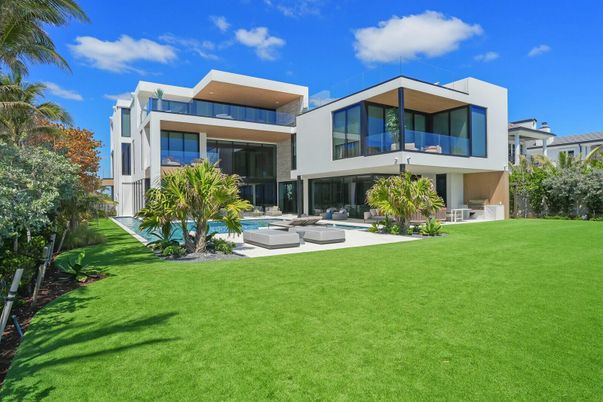 Backyard, Exterior, Facade, Modern