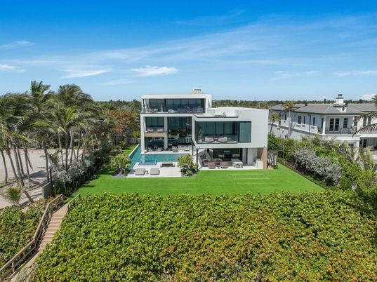 Backyard, Exterior, Facade, Modern