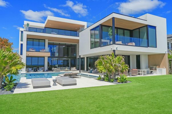 Backyard, Exterior, Facade, Pool, Modern