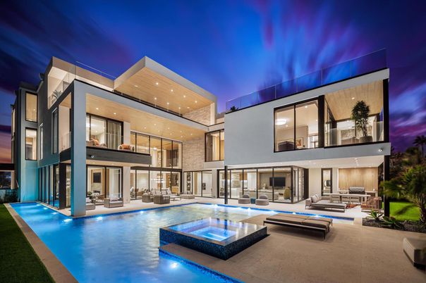 Exterior, Facade, Pool, Modern
