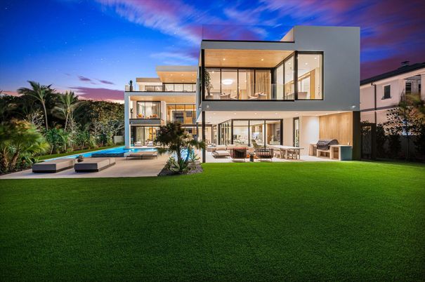 Backyard, Exterior, Facade, Pool, Modern