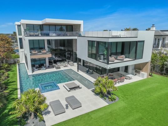 Backyard, Exterior, Facade, Pool, Modern