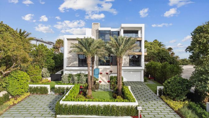 Backyard, Exterior, Facade, Modern