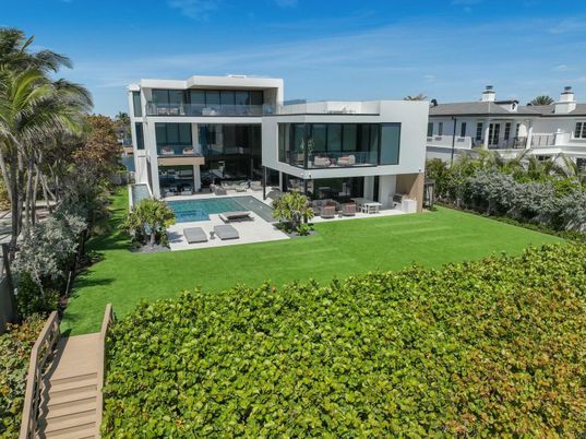 Backyard, Exterior, Facade, Modern
