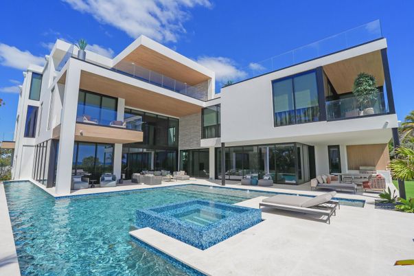Exterior, Facade, Pool, Modern