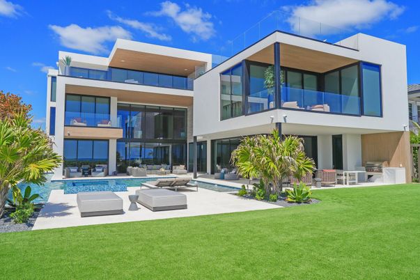 Backyard, Exterior, Facade, Pool, Modern