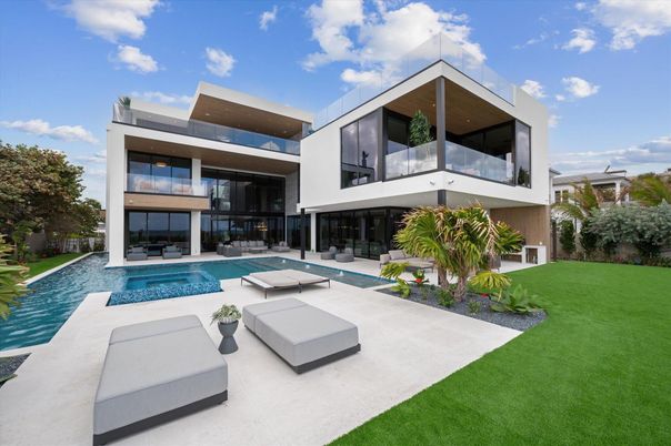 Backyard, Exterior, Facade, Pool, Modern