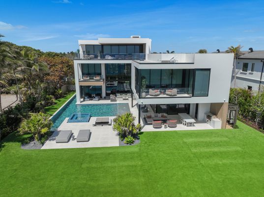 Backyard, Exterior, Facade, Pool, Modern