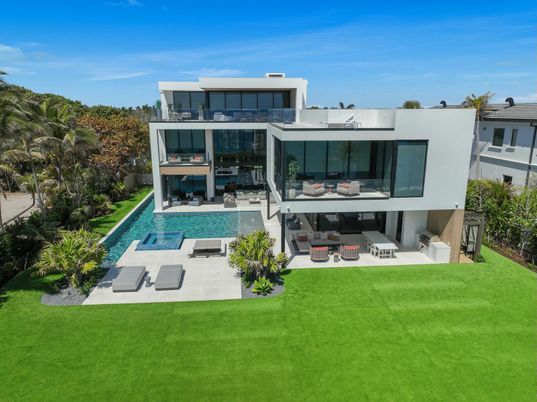 Backyard, Exterior, Facade, Pool, Modern