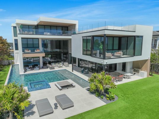 Backyard, Exterior, Facade, Pool, Modern